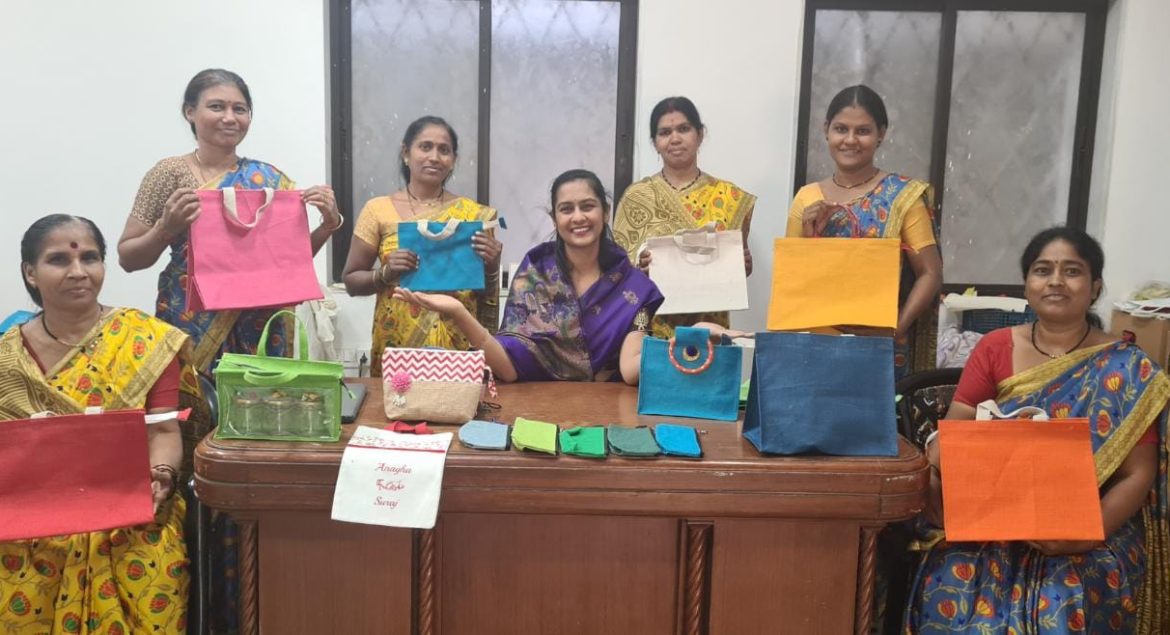 Women of Aavaran udyog with jute bags, business,